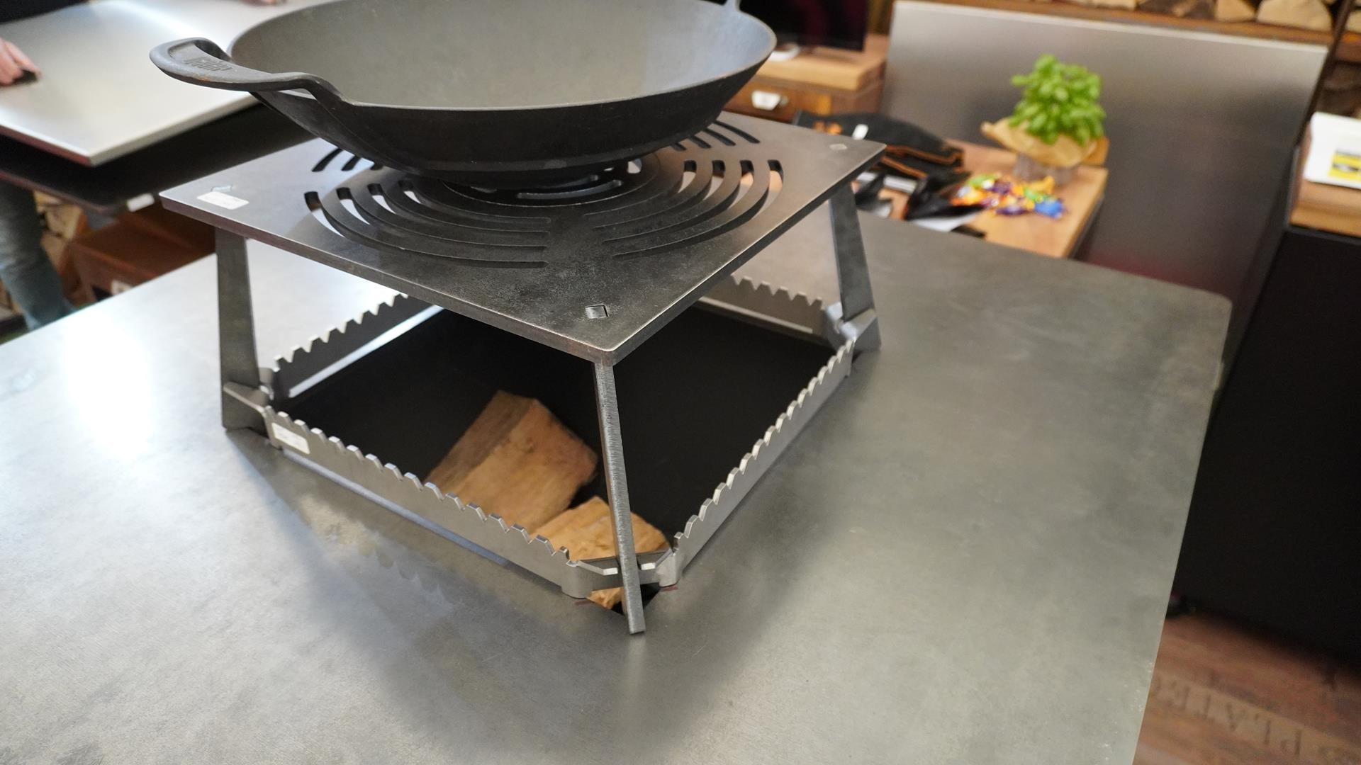 Detailansicht FyrR Feuerplattengrill mit Cortenstahl-Unterbau und Feuerplatte