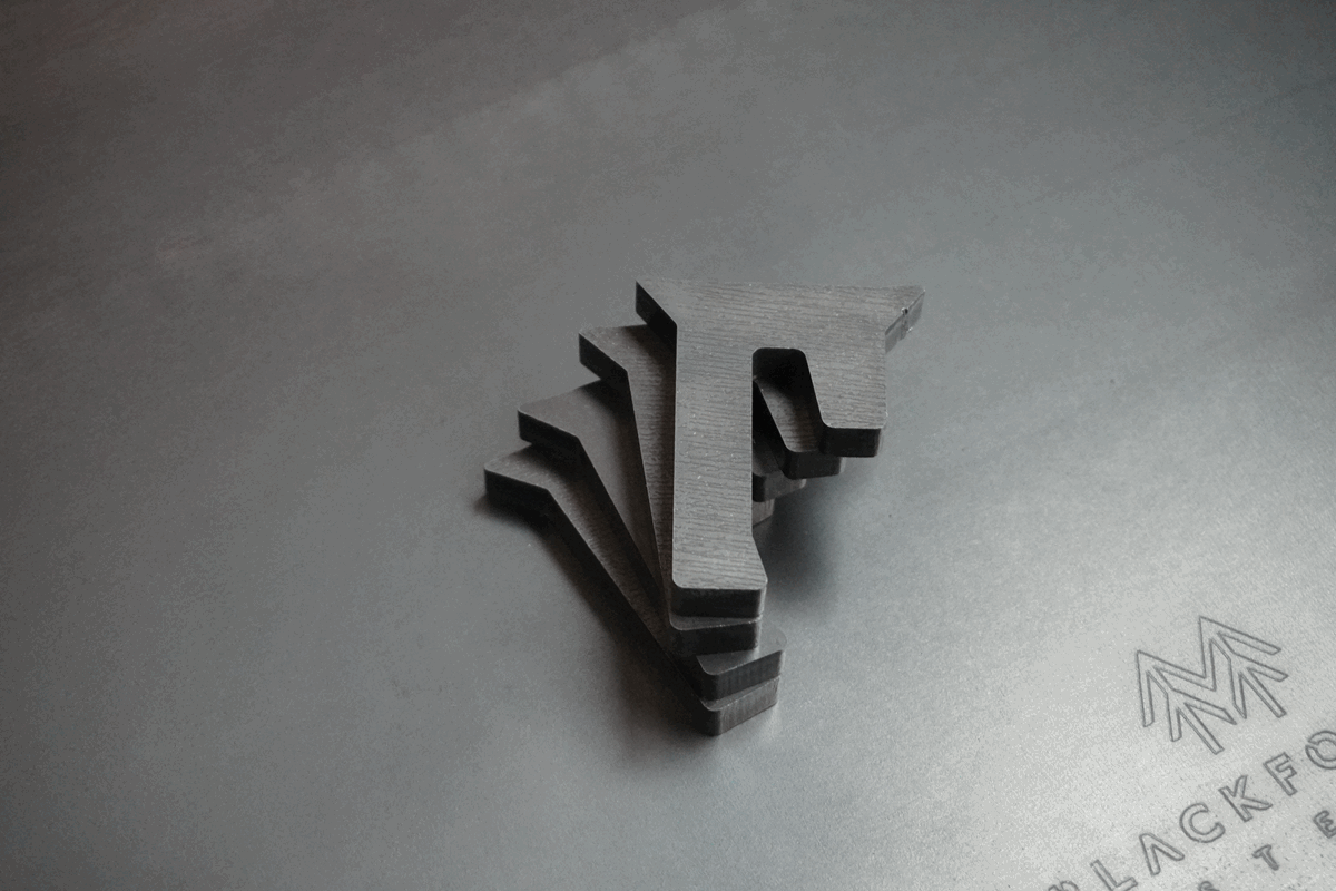 4 Abstandhalter für Feuerplatte – Detailaufnahme